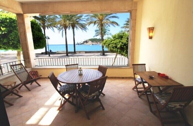 Waterfront apartment in Port de Soller. 10 meters to the beach. Free wifi.