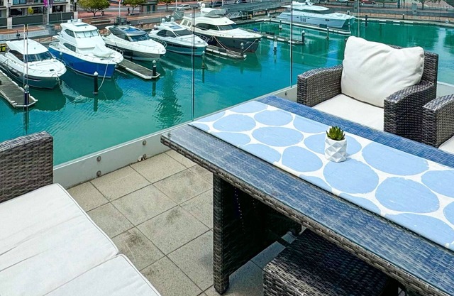 Waterfront Apartment with Sky tower & Harbour View