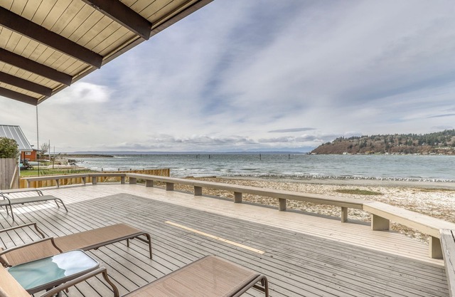 Waterfront beach house w/ a furnished patio & breathtaking views of the bay!