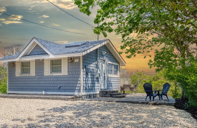 Waterfront Beach Cottage Overlooking Long Island Sound – Baiting Hollow