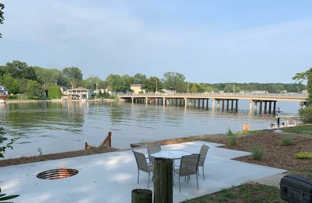 WATERFRONT Black Bayou House