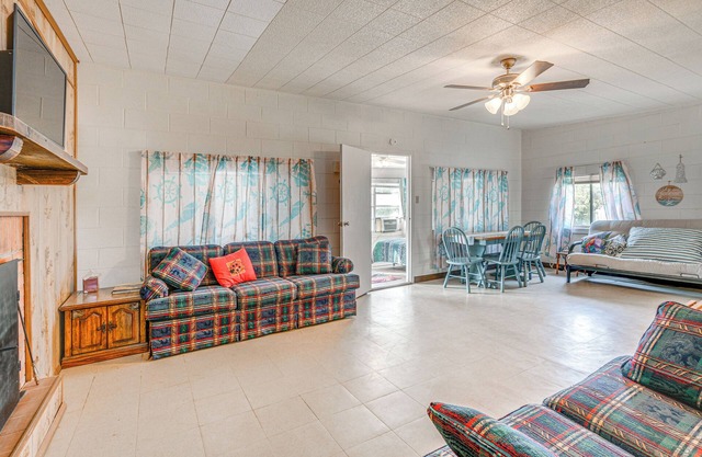 Waterfront Blackwell Cottage w/Patio & Fire Pit!