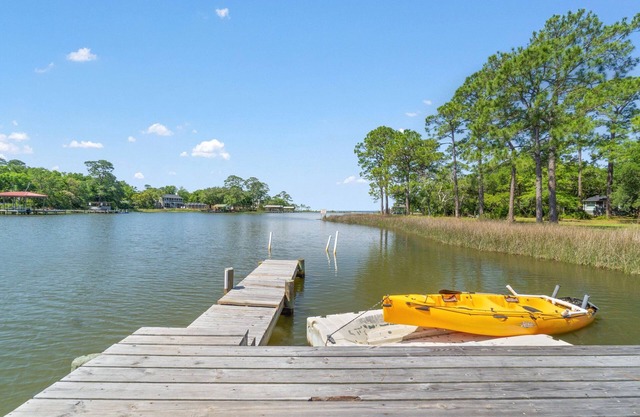 WATERFRONT Bring your Boat and tie up outback to the pier with community Pooln