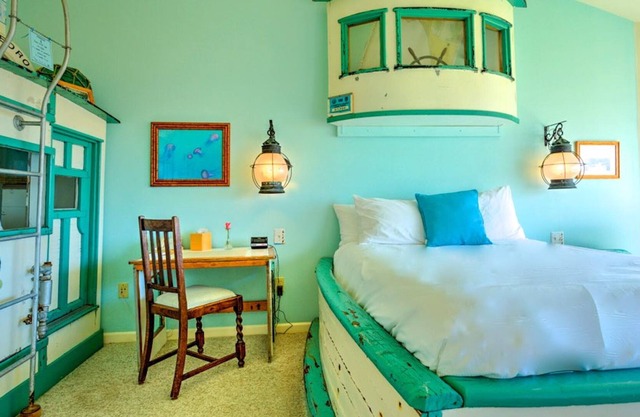 Waterfront Building - 6 guest rooms