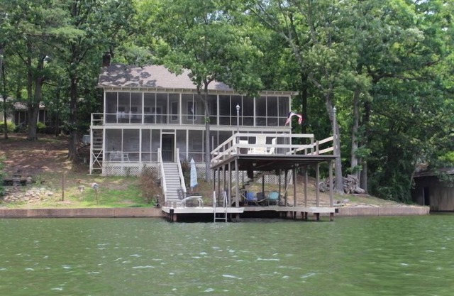 Waterfront Cabin/Clean Water/Jump off the top/Space for large family/fishing