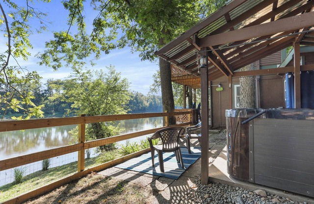 Waterfront Cabin overlooking the Potomac River W/Hot Tub, firepit, pavilion