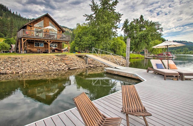 Waterfront Cabin w/2 Boat Docks & Mtn Views!