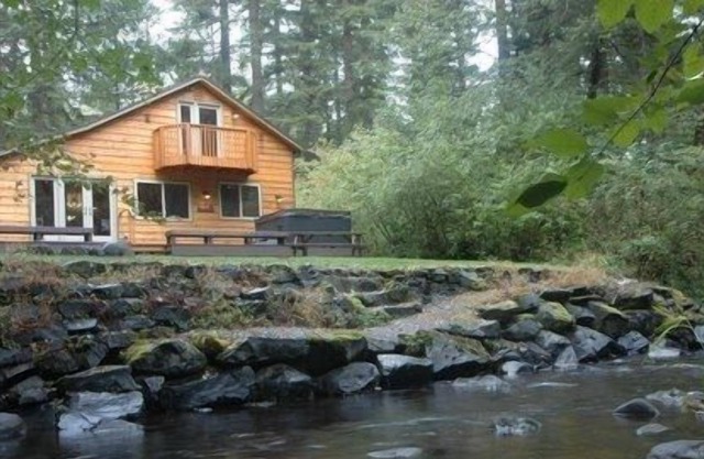 Waterfront cabin w/hot tub, fireplace, WiFi, pool table & BBQ. Family-friendly.