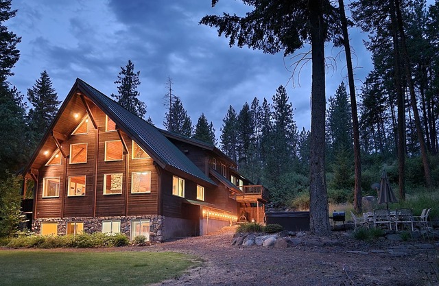 Waterfront Chalet sleeps 8, Hot Tub, fire pit, Rope Swing, private dock & more!