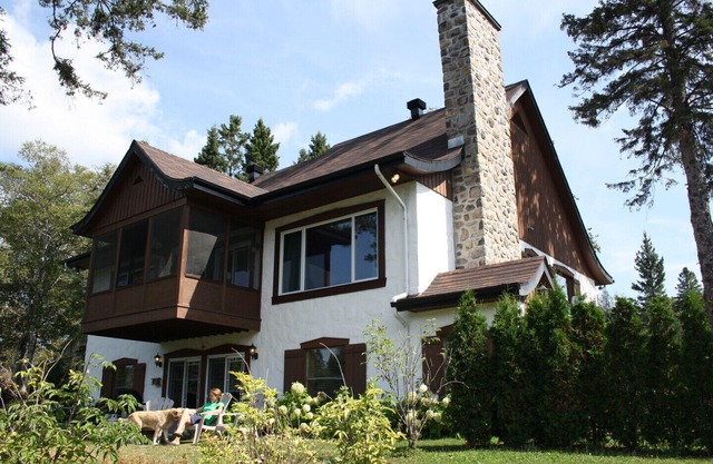 Waterfront chalet - Lake La Sapiniere, Village Suisse Resort, heart of Val-David