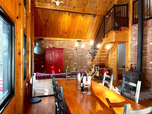 Waterfront Chalet - Serendipity Hideaway - Swim, Paddleboards, Cozy Firepit, Family-Friendly, WiFi