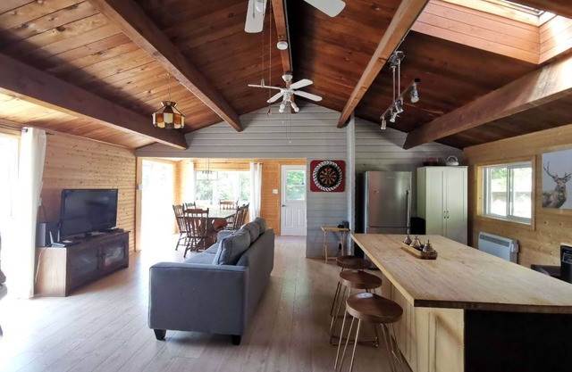 Waterfront charming 3-bedroom cottage at Lac Labelle with hot tub and WiFi