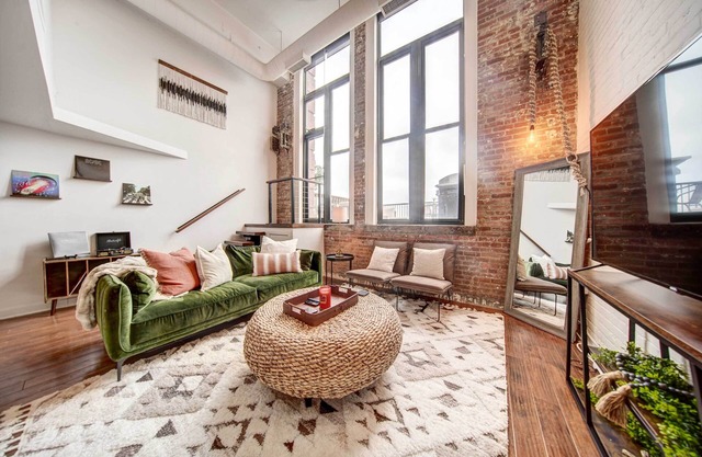 Waterfront Cleveland Apt ~ 1 Mi to Downtown