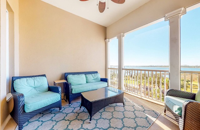 Waterfront condo with central AC and access to resort pool & hot tub