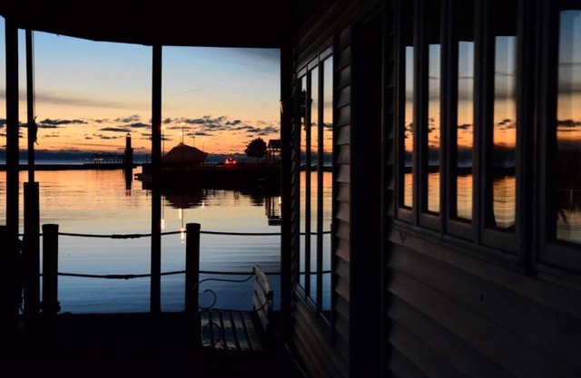 Waterfront condo by the Cresent beach