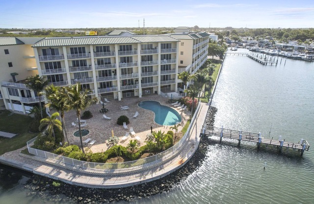 Waterfront Condo Resort! Minutes from Madeira Beaches 🏖