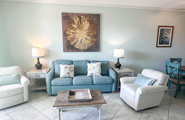 Waterfront condo w/balcony, boat slip, shared hot tubs, pools