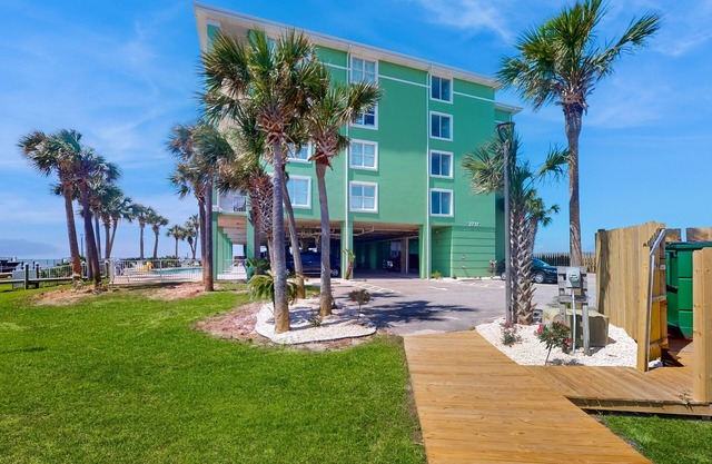 Waterfront condo with pool & breathtaking balcony views