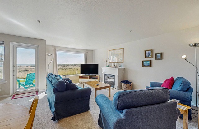 Waterfront condo with ocean views & free WiFi - close to the beach