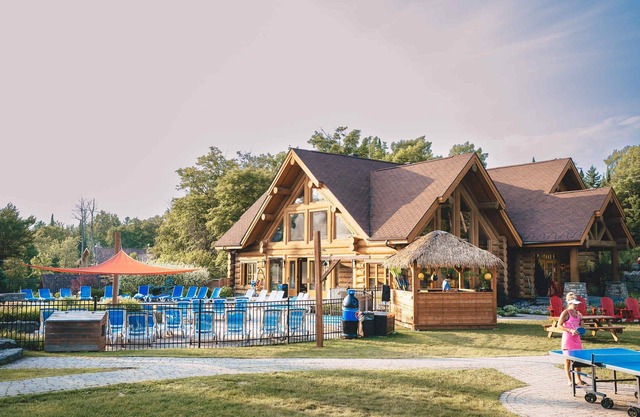 Waterfront - corpo friendly, huge log chalet