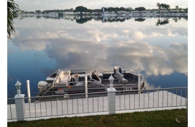 Waterfront cottage with 3 bedrooms & 3 beds