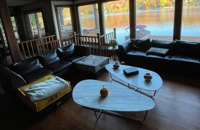 Waterfront cottage 1 hour from Montreal