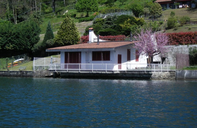 Waterfront Cottage On The Laken00311200079