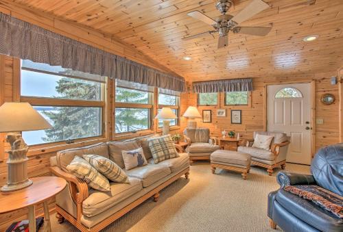 Waterfront Cottage, 9 Mi to Aloha State Park!