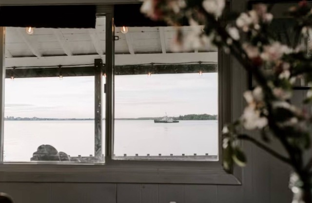 Waterfront Cottage in Marysville Wolfe Island - Fisherman's Cottage