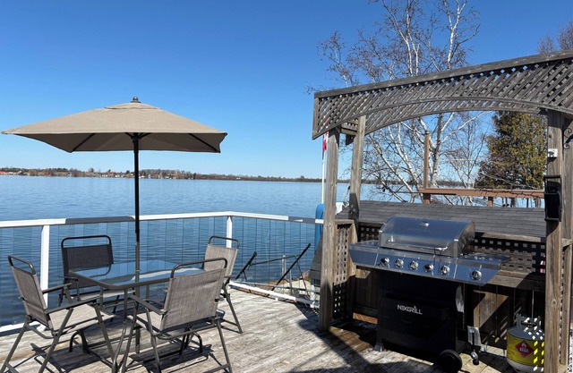 Waterfront Cottage - Fire Pit, Dock, 1Hr from Toronto, Stunning Sunset