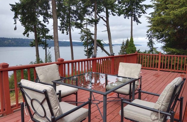 Waterfront cottage - Free Wi-Fi - fully fenced backyard