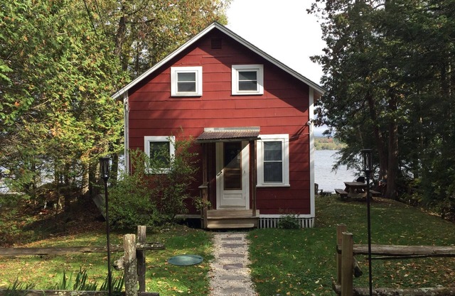 Waterfront Cottage Lake Salem.