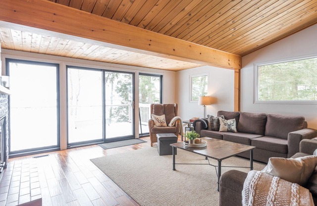 Waterfront Cottage on the Lake, with Game Room, Sunroom