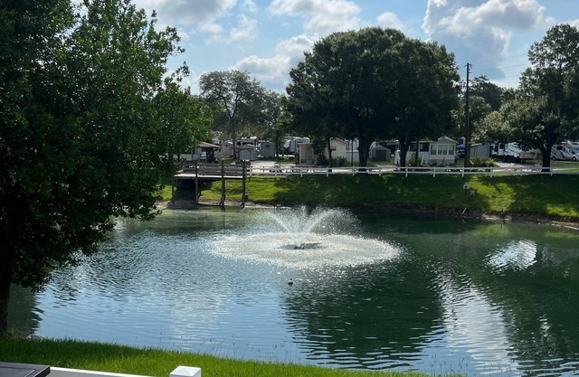 Waterfront Cottage w/fire pit, grill, community pool, hot tub & more! Dogs ok!
