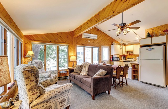 Waterfront Cottage on Lake George w/2 Docks!