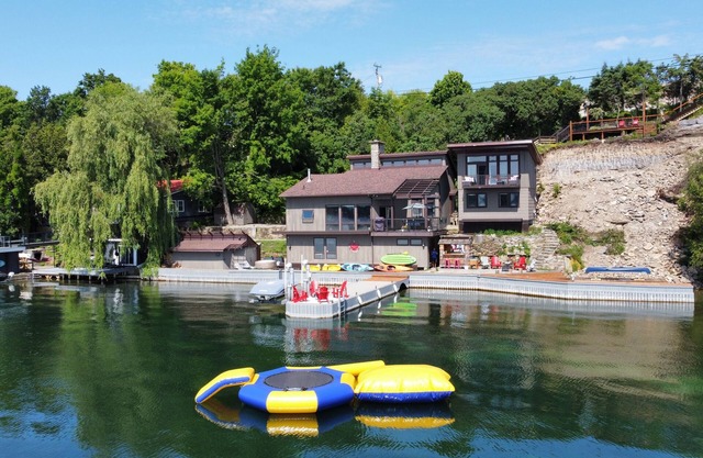 Waterfront Cottage With Unique Design