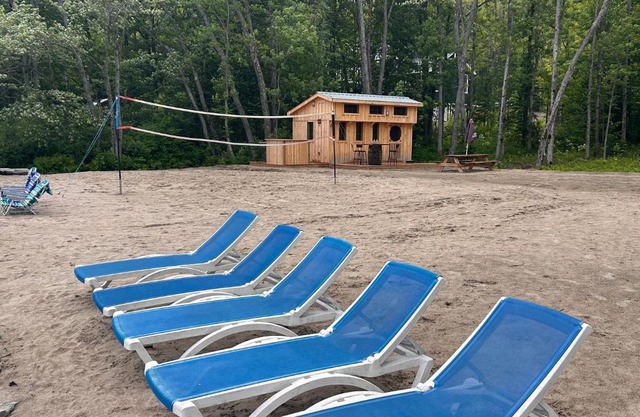 Waterfront cottage with hot tub & private beach in Muskokas