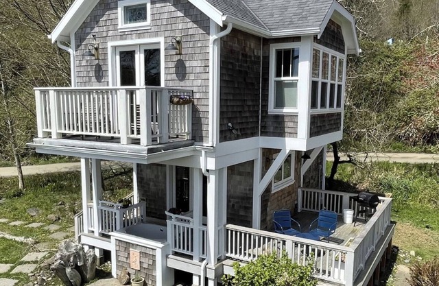 Waterfront Cottage With Outdoor Soaking Tub and Private Pier
