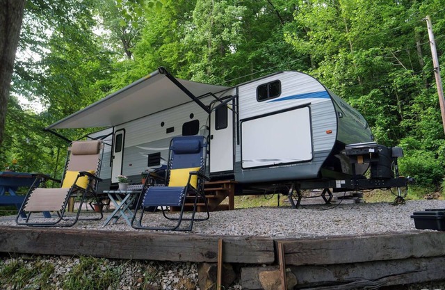 Waterfront, cozy 2-bedroom camper on Rough River Lake