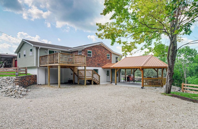 Waterfront Escape in Cub Run w/Deck & Hot Tub!
