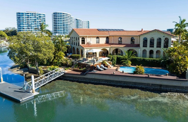 Waterfront Family Entertainer | 5 Bedroom & Pool