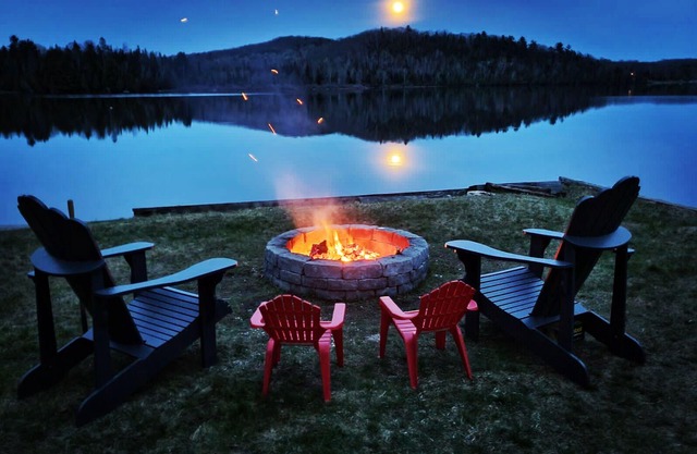 Waterfront Family Cottage with Private Beach and Hot Tub