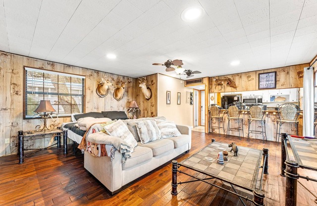 Waterfront Fishing Lodge, King Bed, Stovepipe Fireplace