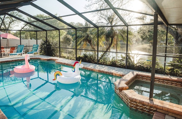 Waterfront FREE heated Pool, family and pet friendly in Palm Harbor!