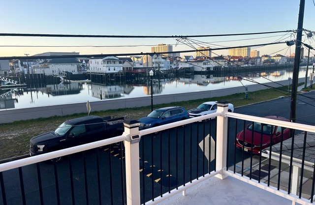 Waterfront Gem- safe area, cozy and clean