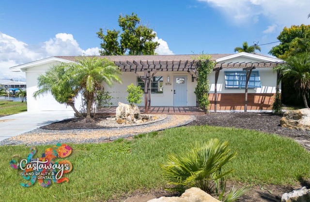 Waterfront getaway direct Gulf access, open living area two bed and two baths