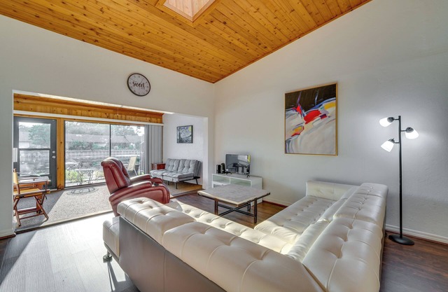 Waterfront Haines City Townhome w/Community Pool!