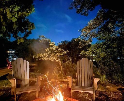 Waterfront Haliburton, All Season, Fully Equipped Cottage!
