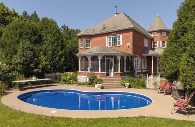 Waterfront Heated pool Private acre yard BBQ Wood Fireplace