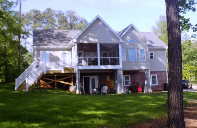 Waterfront Home ! 4 Bedrooms 4 Baths- plus bonus room -max occupancy 8 adults